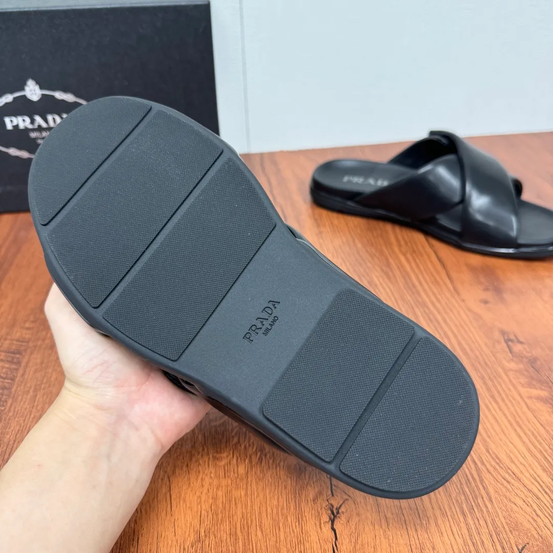Batch 580 Prada/Prada's new men's leather cross slippers. Velcro closure can finely adjust the size. Calf leather light luxury slippers. Thick soft calf leather wraps the upper. Fat but soft rubber lazy style, soft and comfortable, excellent foot feel. Genuine leather bottom layer, cross style, with a Velcro closure buckle, easy to adjust the appropriate size, and a perfect fit for the wearing experience. The enamel gold triangle logo highlights the brand's classic features. Lightweight rubber thin sole, high foot comfort! Complete package! Size: 39-40-41-42-43-44-45 Leather shoe size Item number: 2X7132 Black